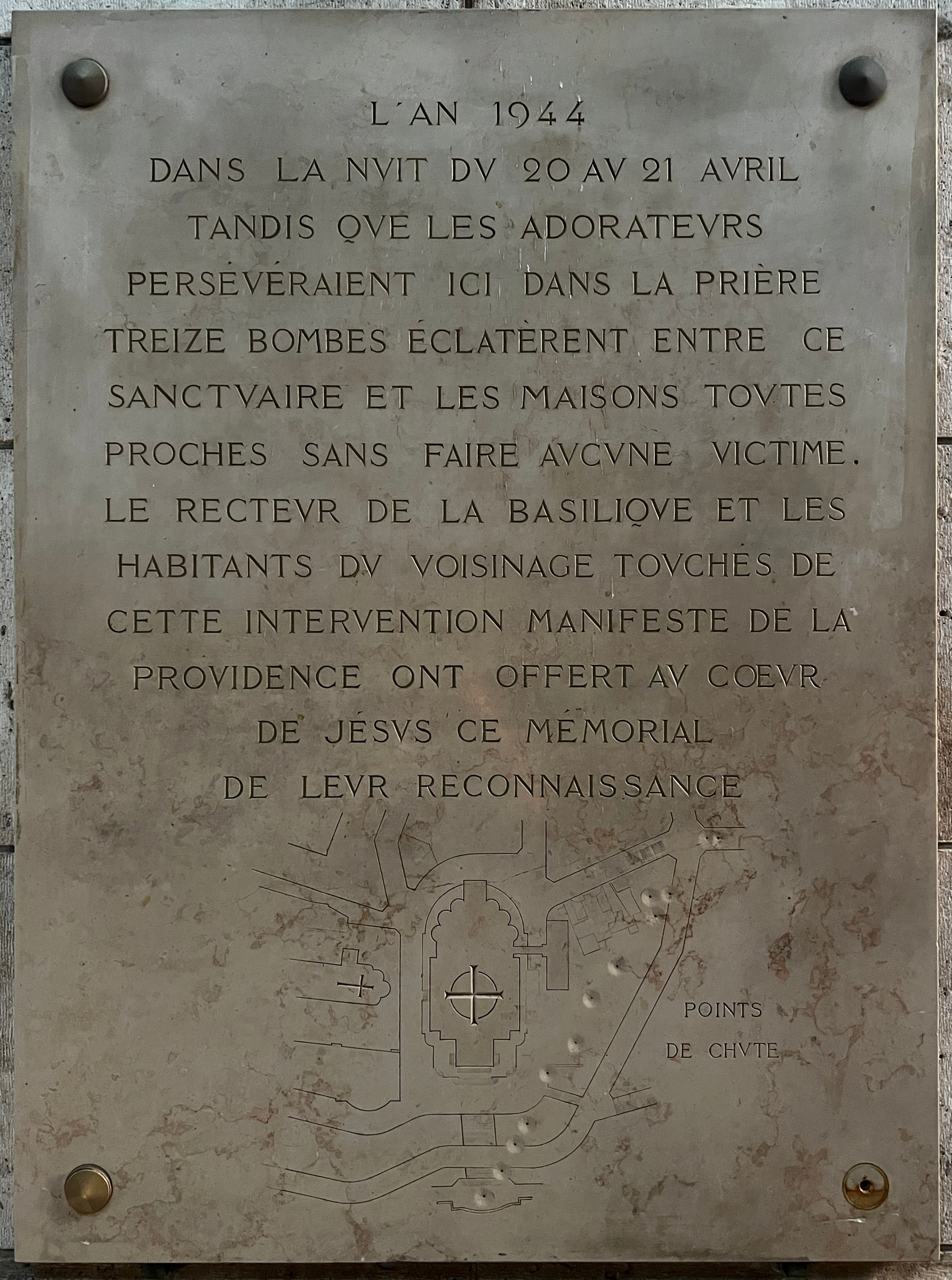 Thirteen bombs fell extremely close to the Sacré-Cœur